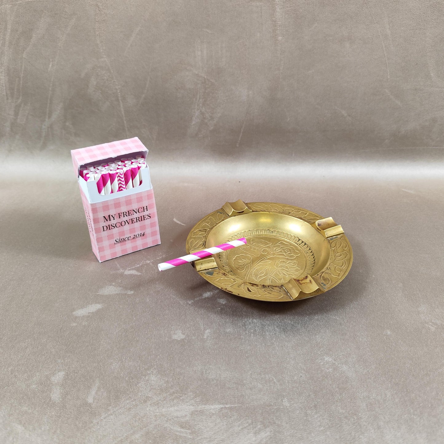 Cendrier ancien en laiton décor floral gravé Style Art nouveau