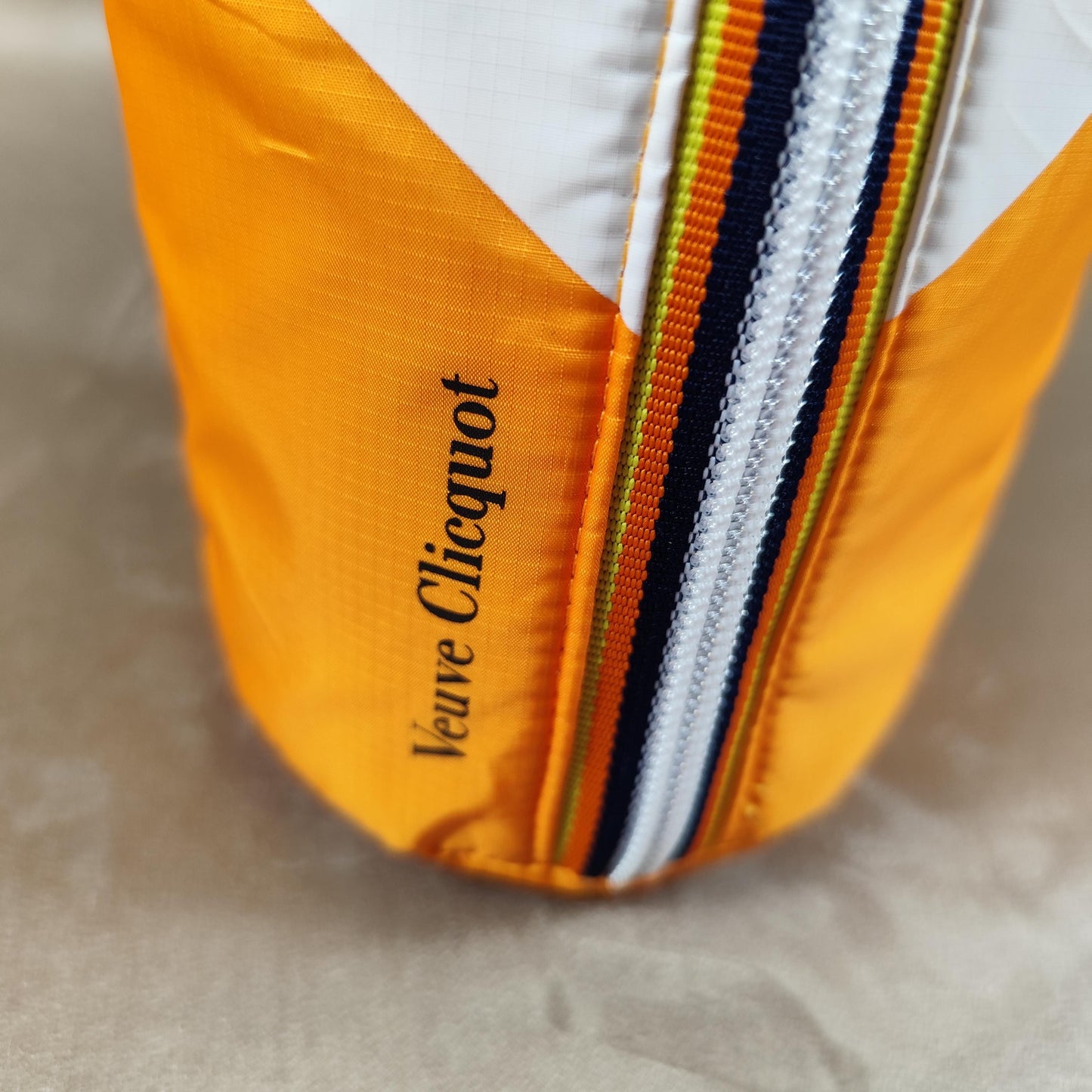 Étui isotherme Veuve Clicquot x K-WAY en polyester Transformable en sac banane