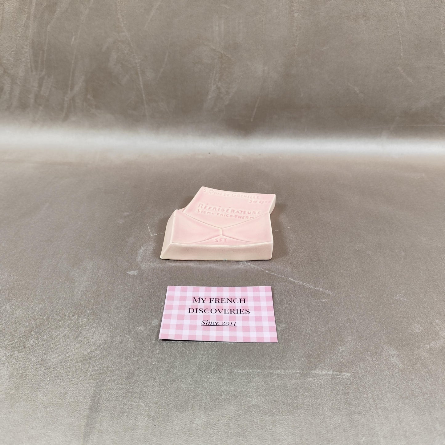 Cendrier publicitaire en porcelaine en forme denveloppe Réfrigérateurs Sigma-Frigo-Therm  Lyon