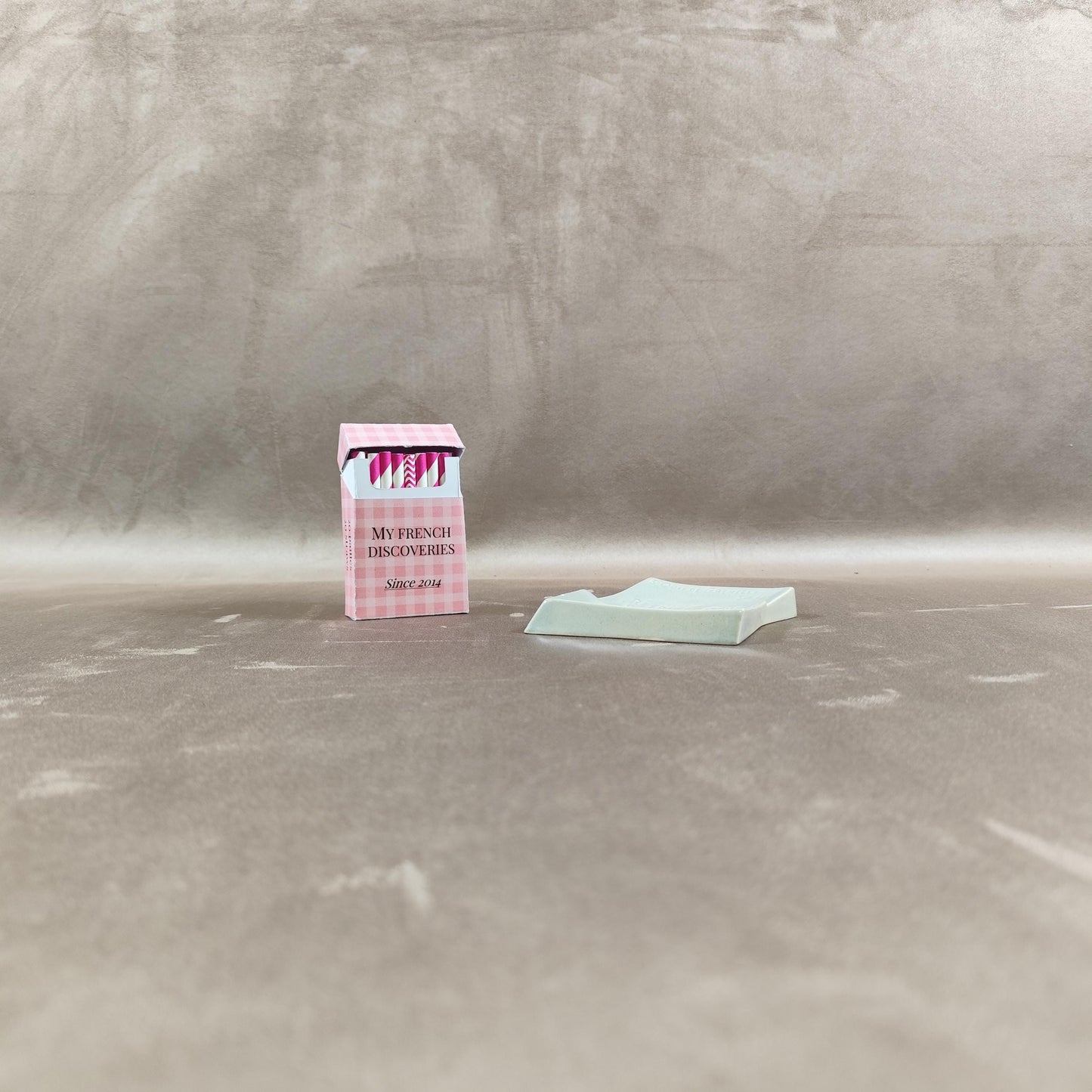 Cendrier publicitaire en porcelaine en forme denveloppe Réfrigérateurs Sigma-Frigo-Therm  Lyon