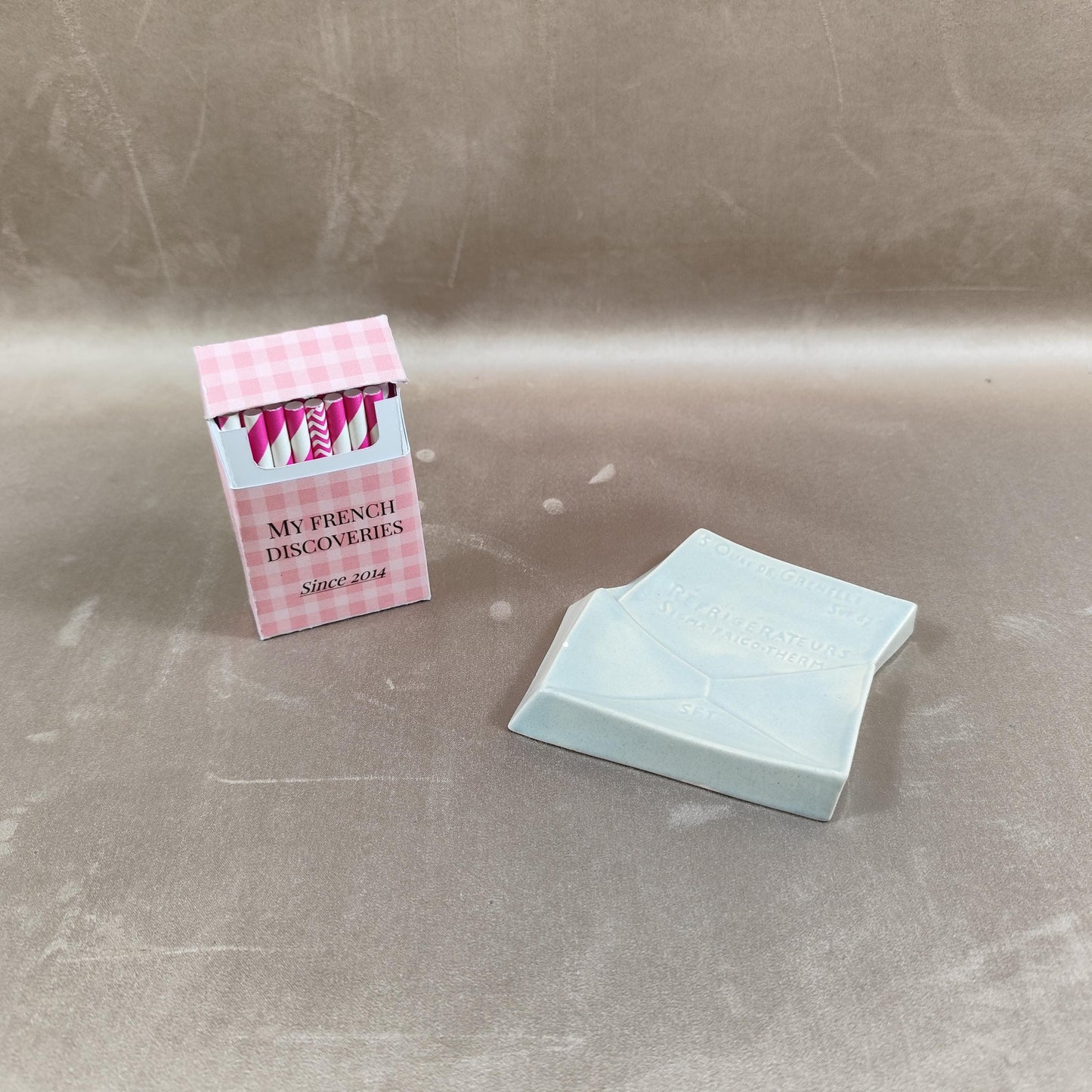 Cendrier publicitaire en porcelaine en forme denveloppe Réfrigérateurs Sigma-Frigo-Therm  Lyon