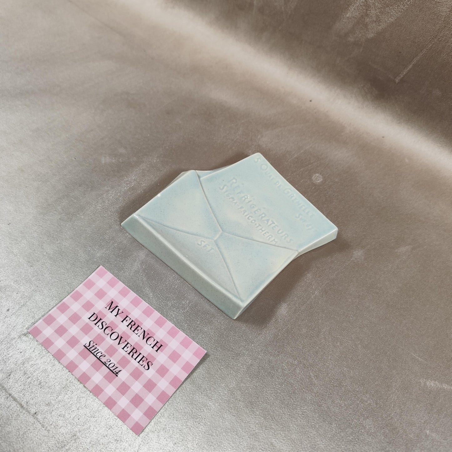 Cendrier publicitaire en porcelaine en forme denveloppe Réfrigérateurs Sigma-Frigo-Therm  Lyon