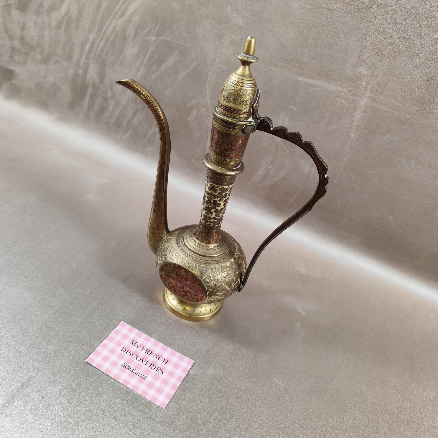 Aiguière orientale décorative en métal ciselé Motifs floraux Style Moyen-Orient