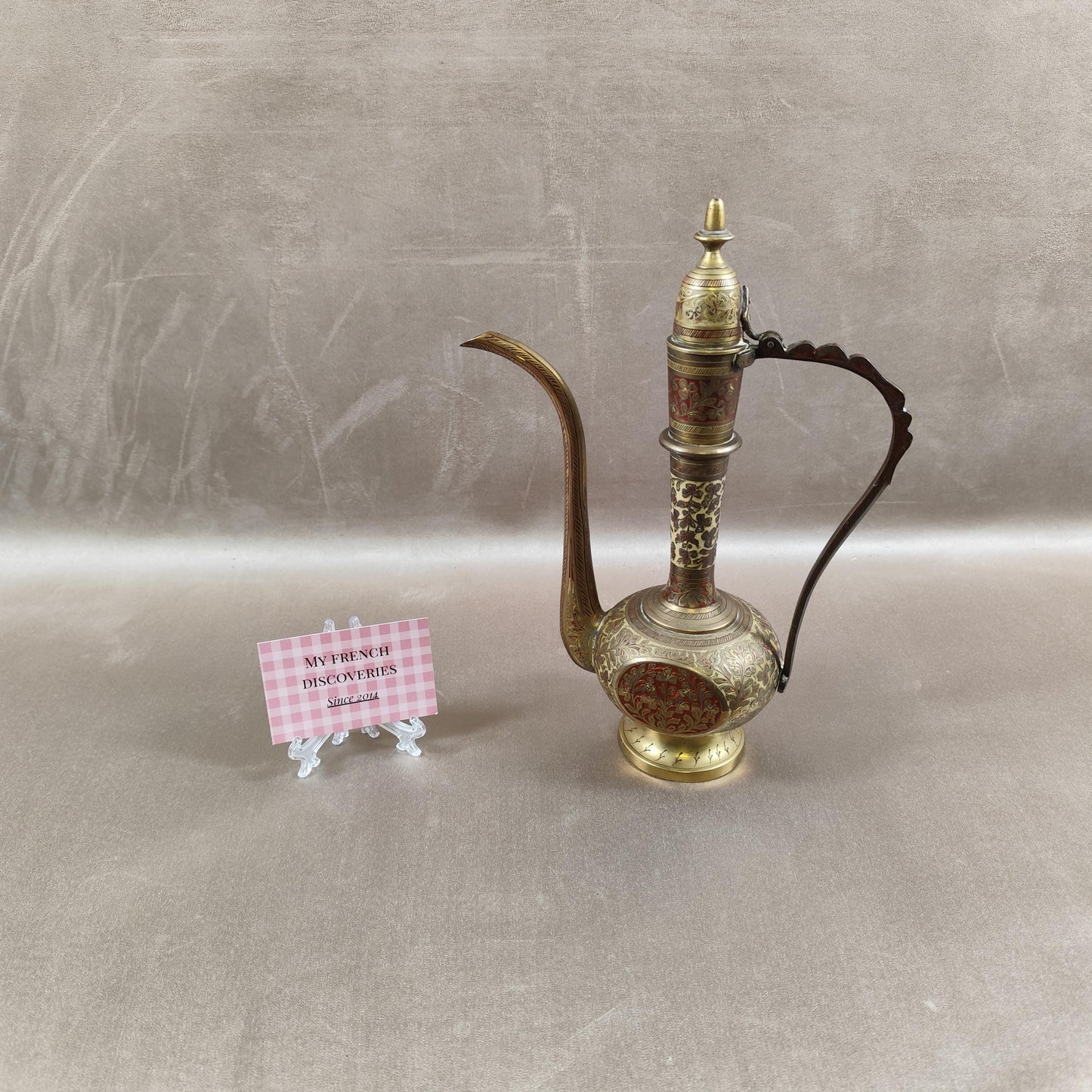 Aiguière orientale décorative en métal ciselé Motifs floraux Style Moyen-Orient