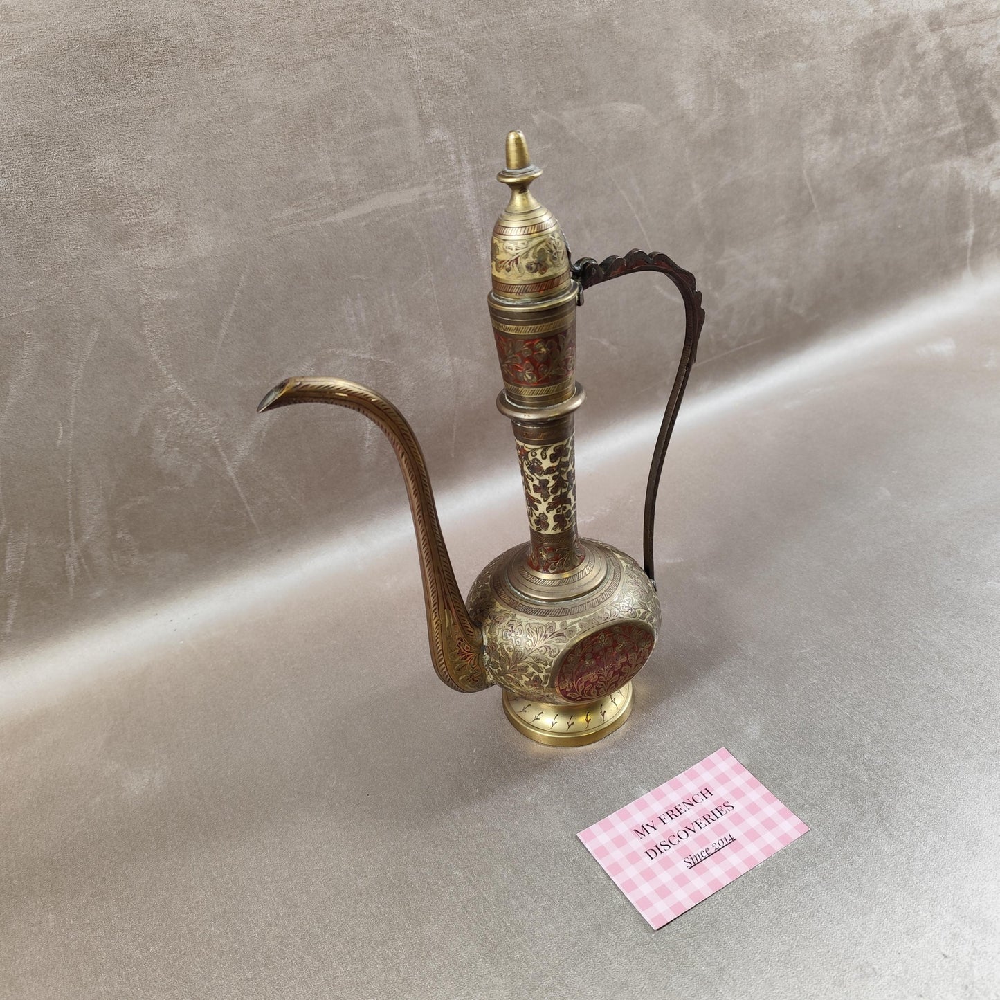 Aiguière orientale décorative en métal ciselé Motifs floraux Style Moyen-Orient