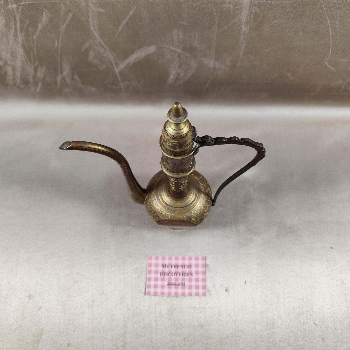 Aiguière orientale décorative en métal ciselé Motifs floraux Style Moyen-Orient