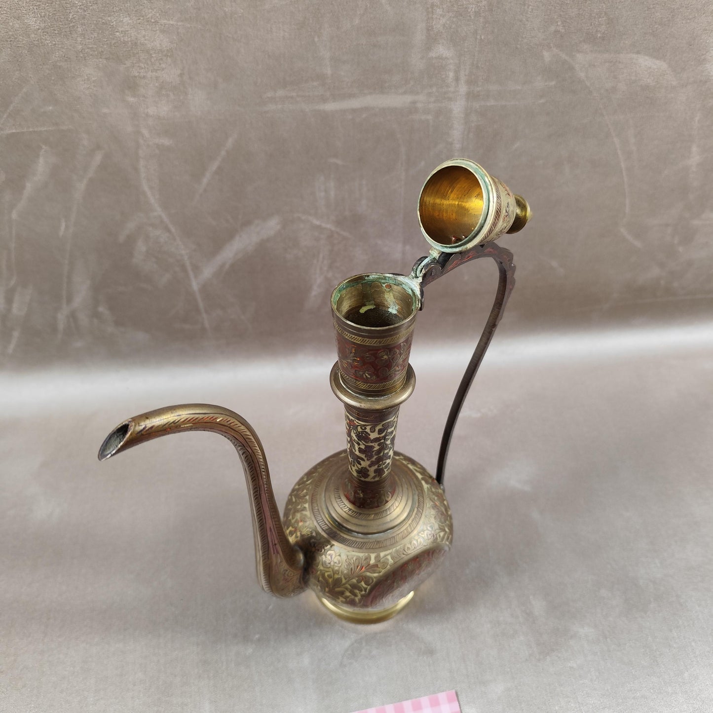 Aiguière orientale décorative en métal ciselé Motifs floraux Style Moyen-Orient