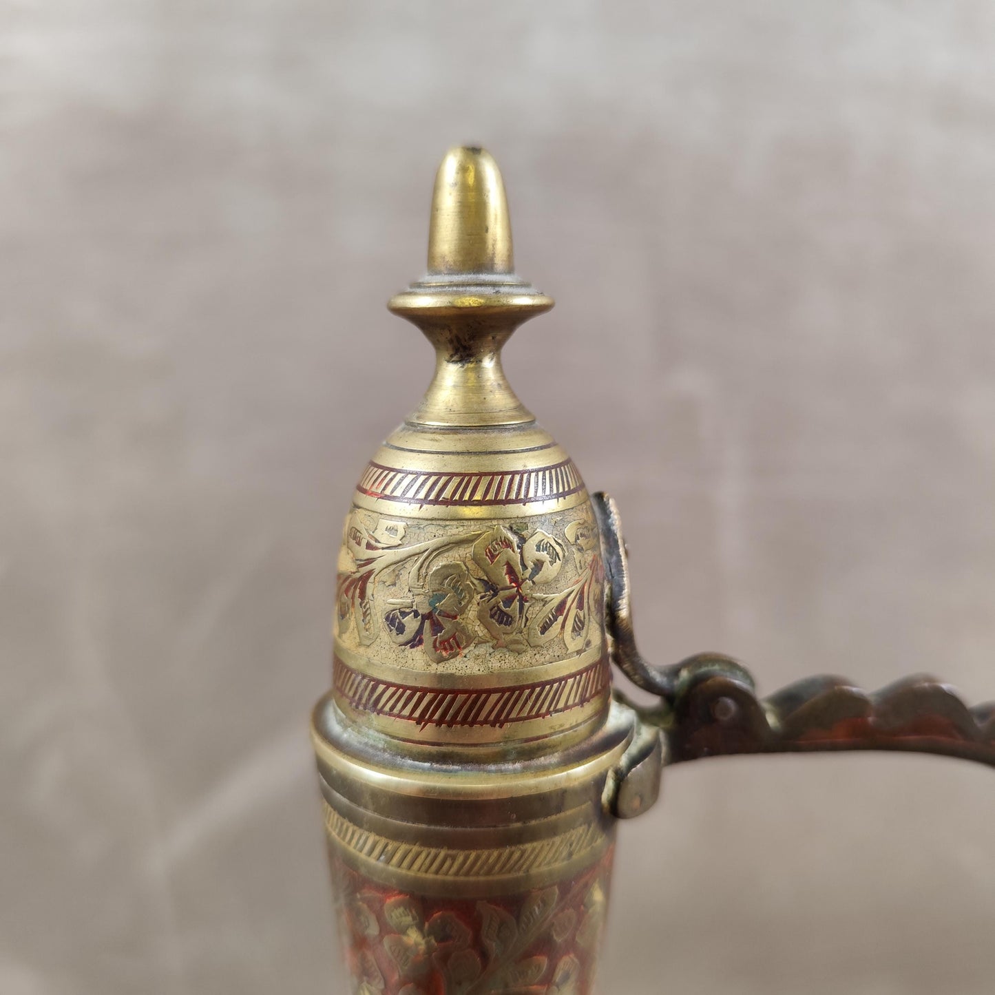 Aiguière orientale décorative en métal ciselé Motifs floraux Style Moyen-Orient