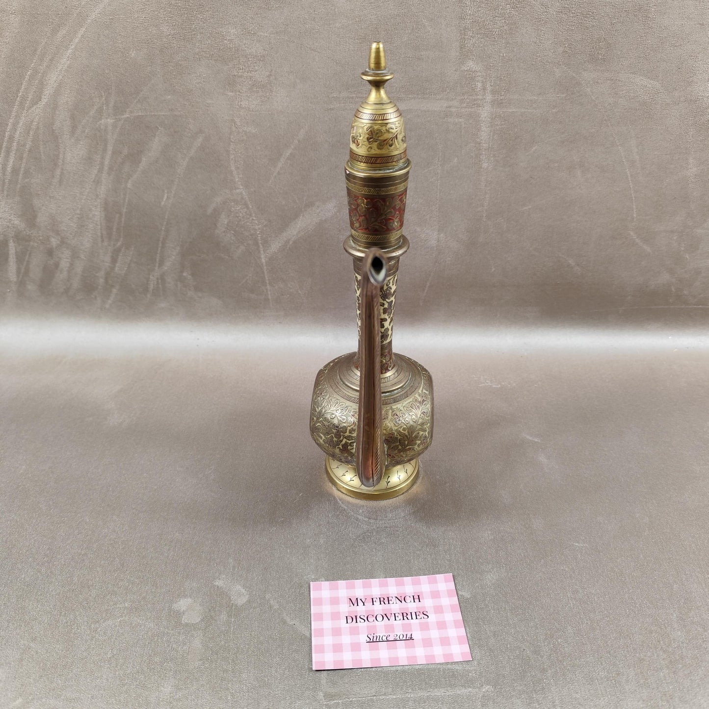 Aiguière orientale décorative en métal ciselé Motifs floraux Style Moyen-Orient