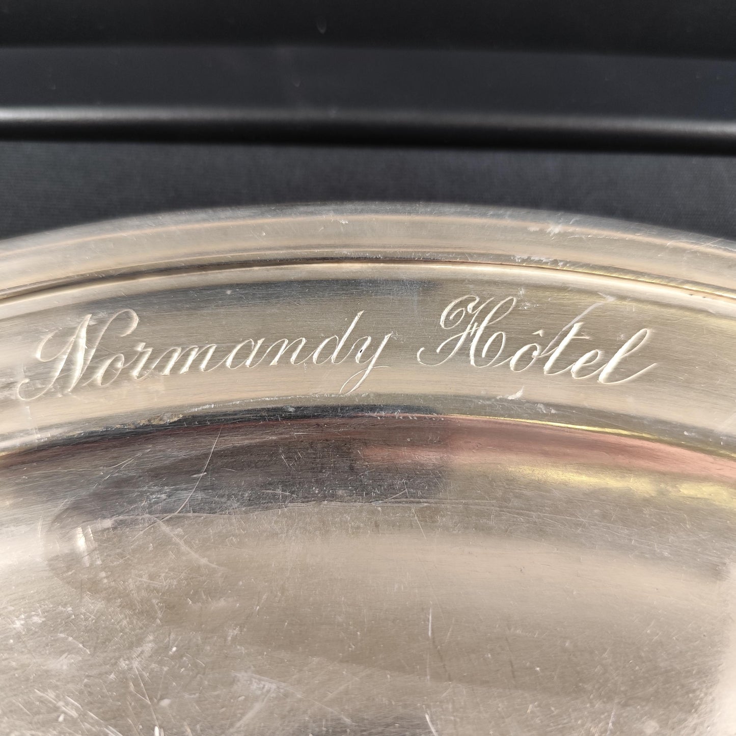 Plat ovale Normandy Hotel en métal argenté Maison Artaud Hôtellerie française