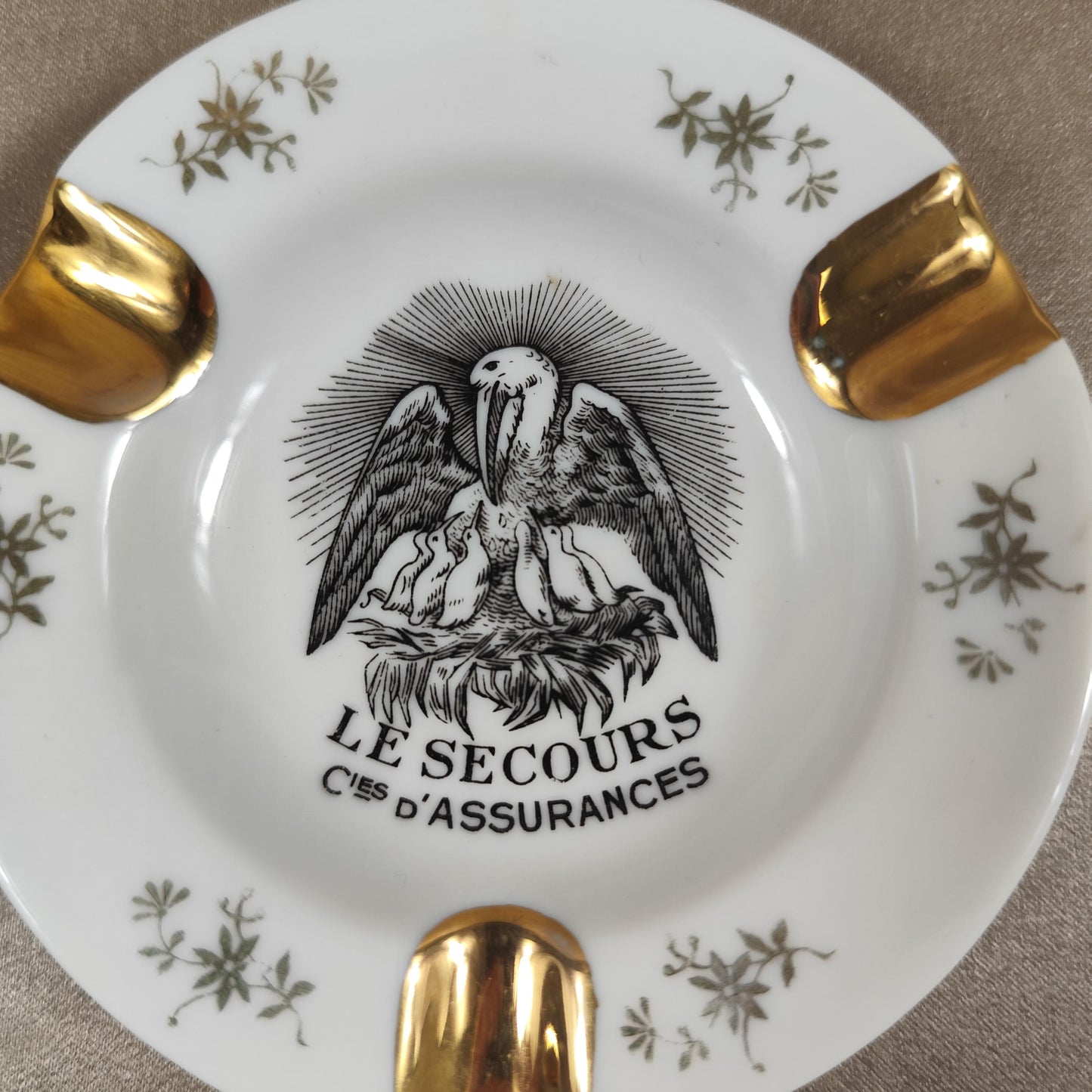 Cendrier publicitaire Le Secours Cies d'Assurances en porcelaine de Limoges Dorure