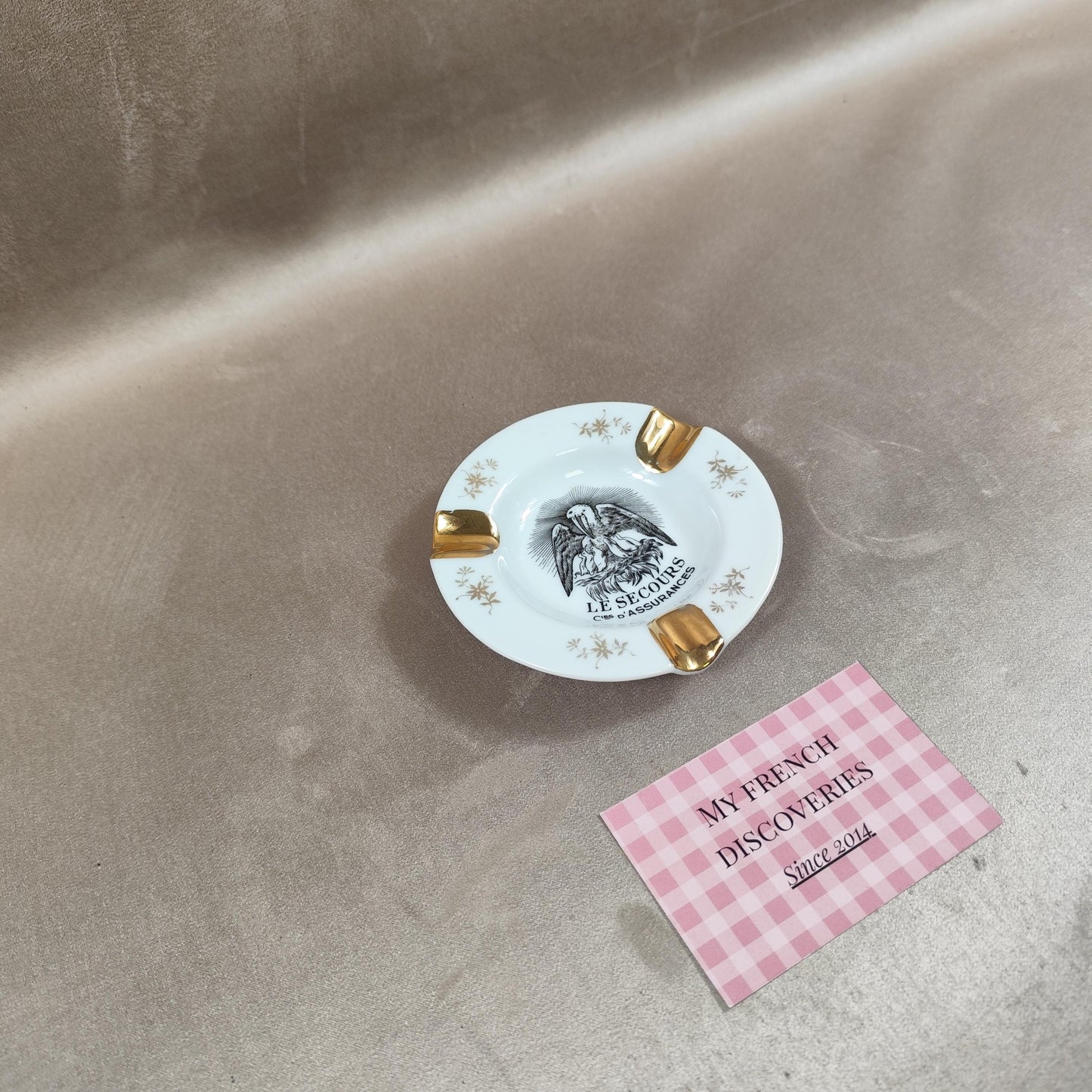 Cendrier publicitaire Le Secours Cies d'Assurances en porcelaine de Limoges Dorure