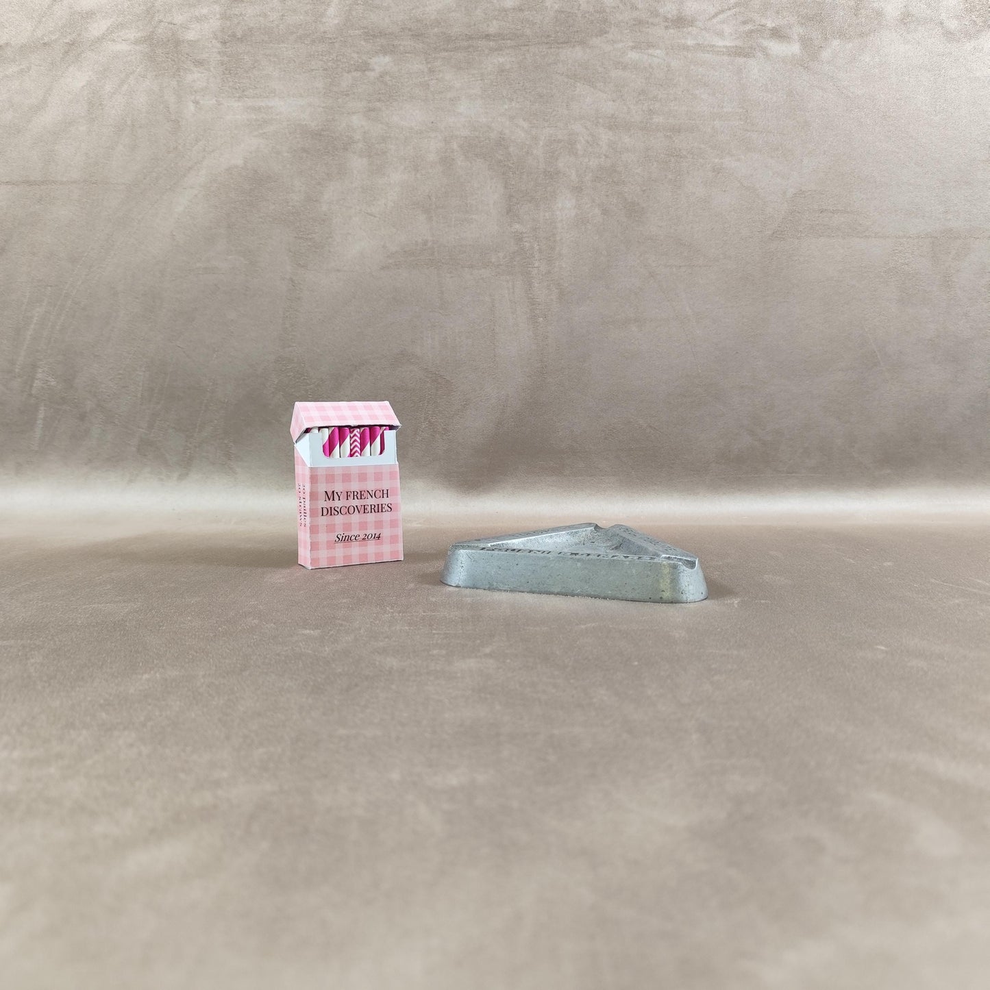 Cendrier publicitaire Fournier-Demars en métal Le Triomphe de la Qualité Liqueurs