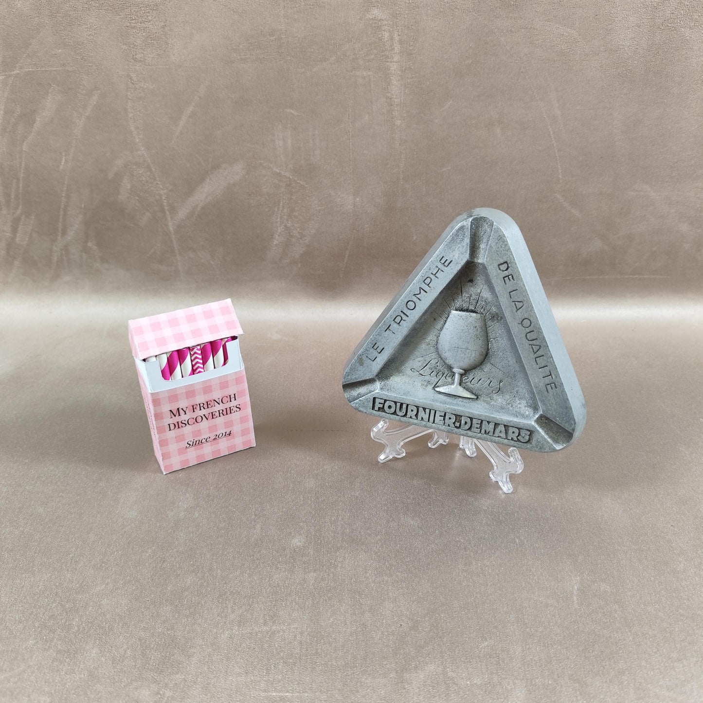 Cendrier publicitaire Fournier-Demars en métal Le Triomphe de la Qualité Liqueurs