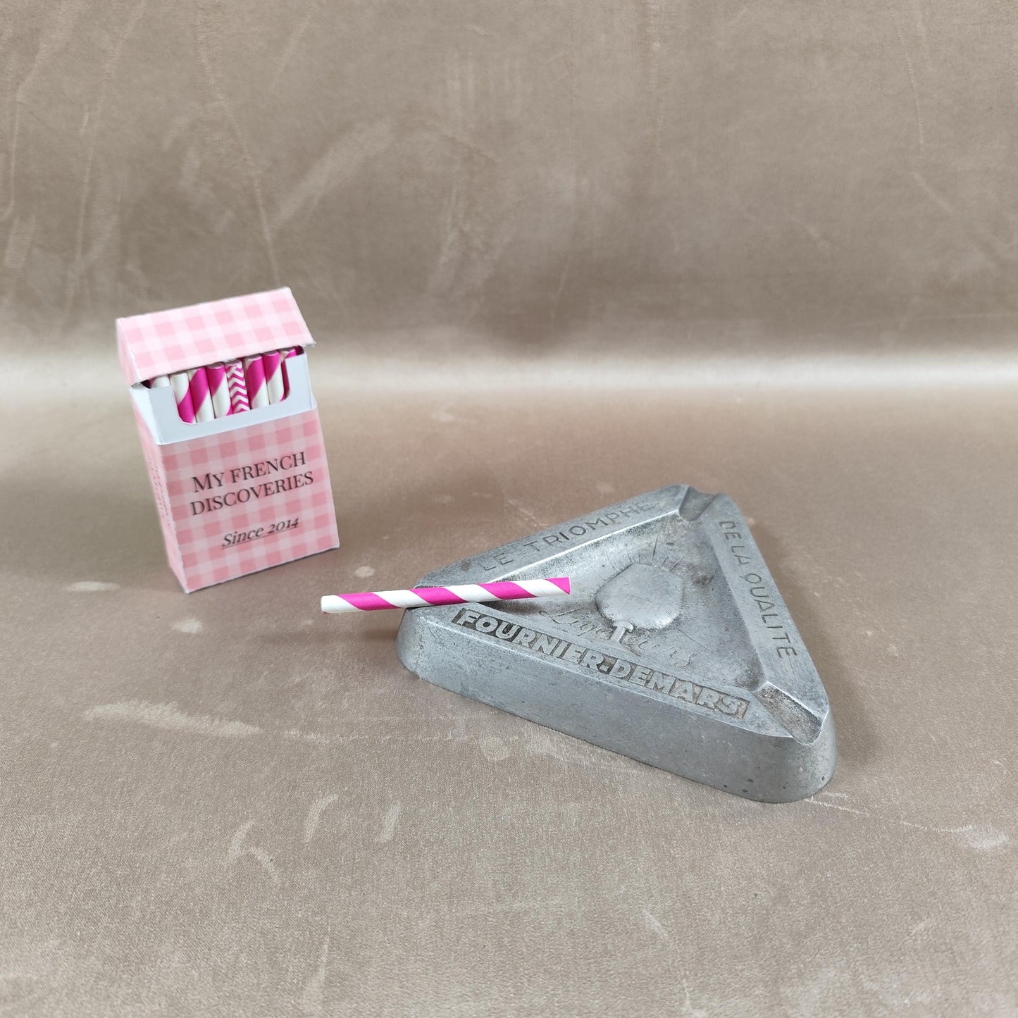 Cendrier publicitaire Fournier-Demars en métal Le Triomphe de la Qualité Liqueurs