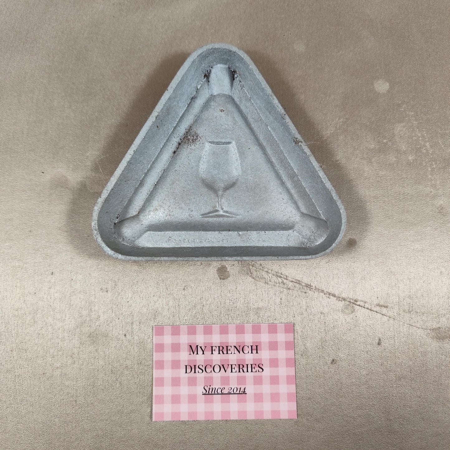 Cendrier publicitaire Fournier-Demars en métal Le Triomphe de la Qualité Liqueurs