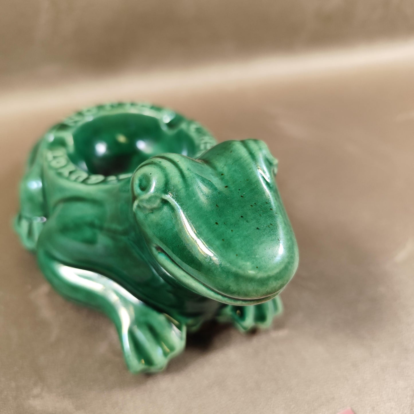 Cendrier publicitaire grenouille LHéritier-Guyot en céramique verte Dijon