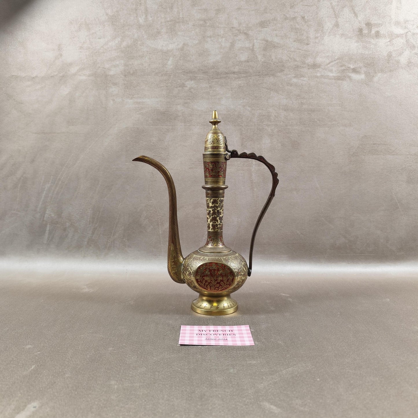 Aiguière orientale décorative en métal ciselé Motifs floraux Style Moyen-Orient