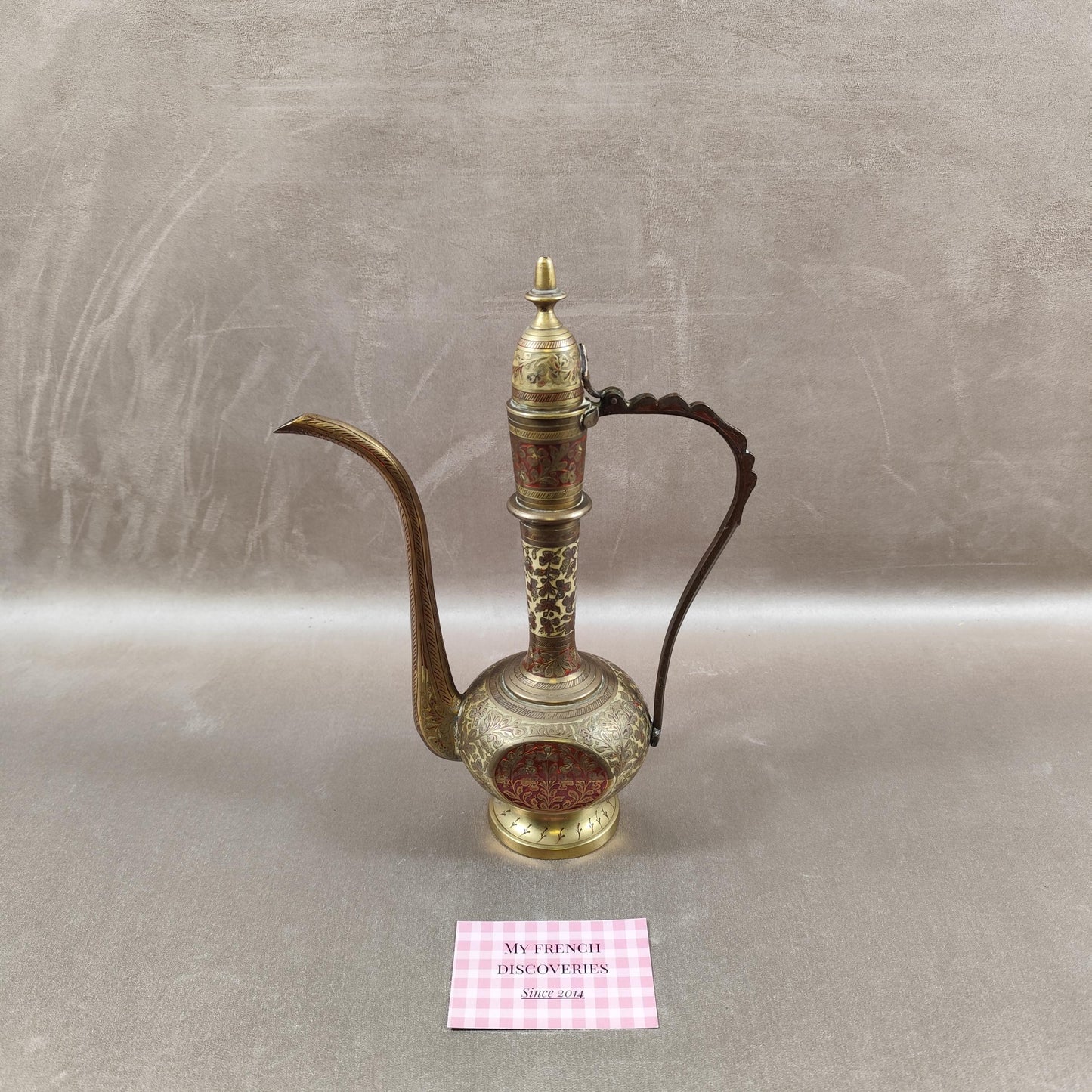 Aiguière orientale décorative en métal ciselé Motifs floraux Style Moyen-Orient