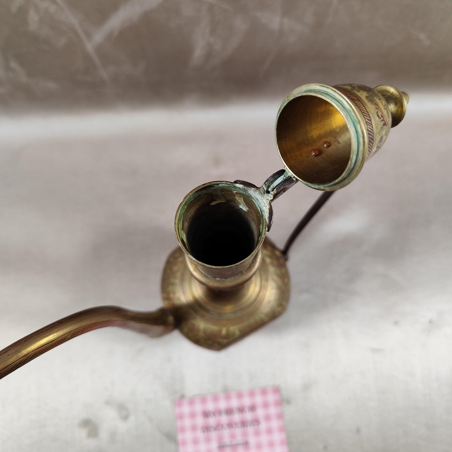 Aiguière orientale décorative en métal ciselé Motifs floraux Style Moyen-Orient