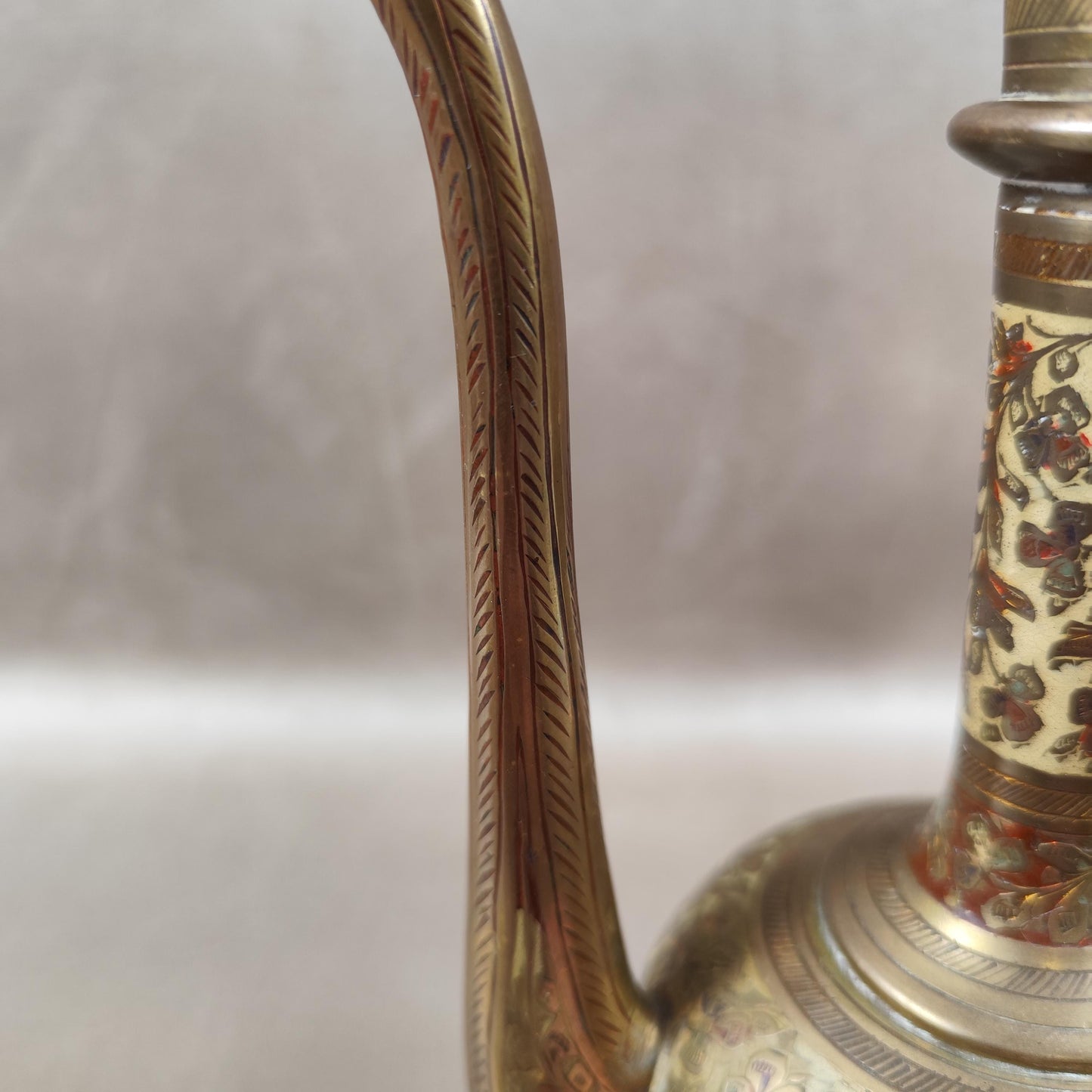 Aiguière orientale décorative en métal ciselé Motifs floraux Style Moyen-Orient