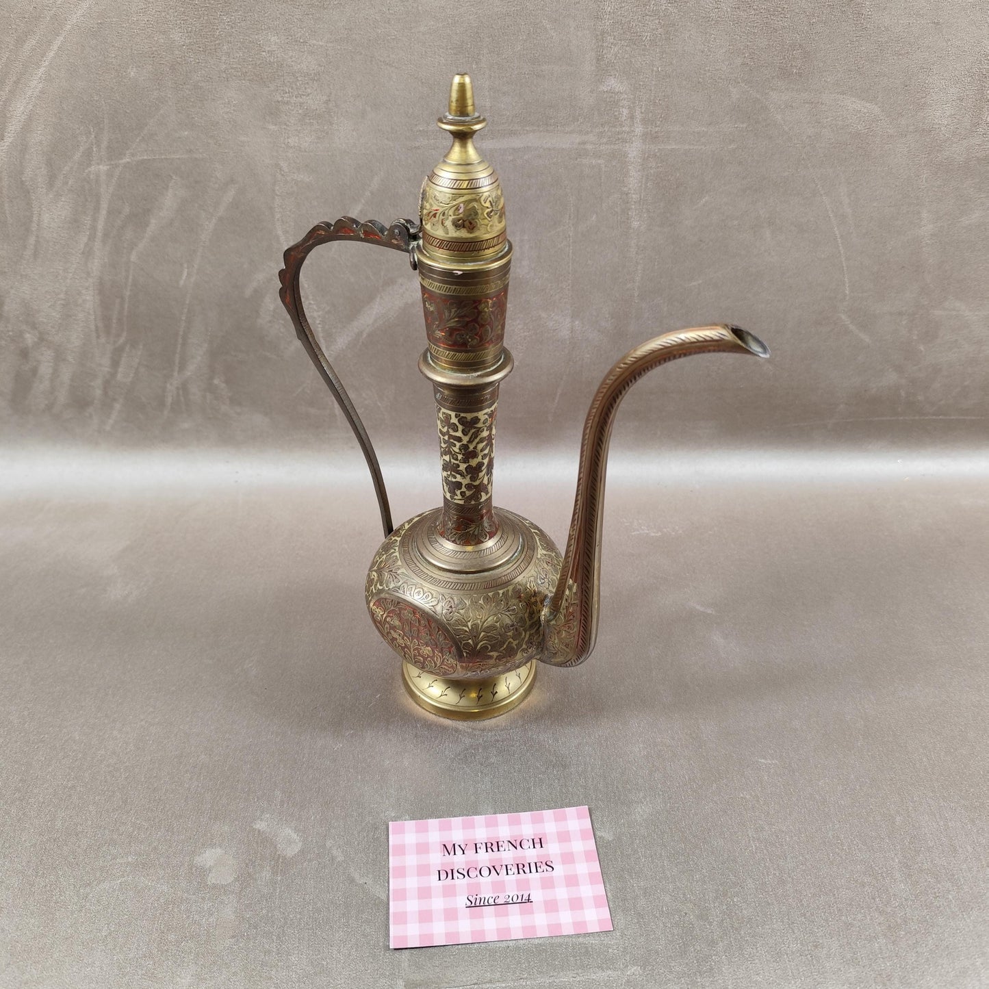 Aiguière orientale décorative en métal ciselé Motifs floraux Style Moyen-Orient