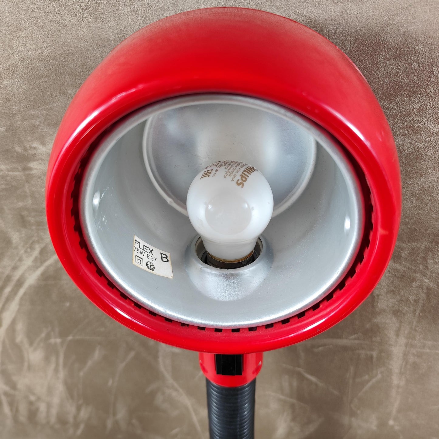 Lampe de bureau vintage rouge années 70 Design italien flexible Métal et plastique