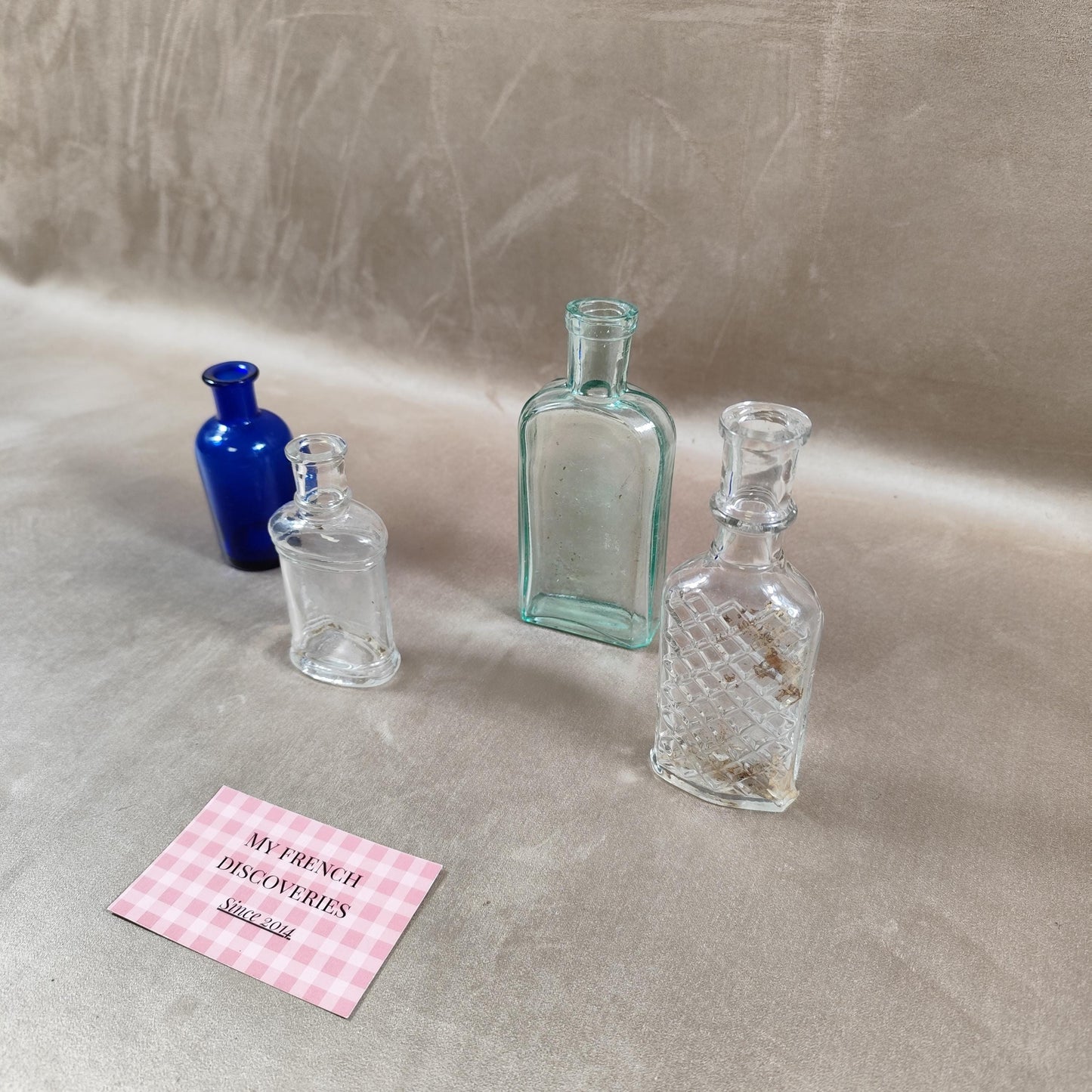 Lot de 4 flacons anciens en verre Flacons d'apothicaire et bouteille bleue vintage