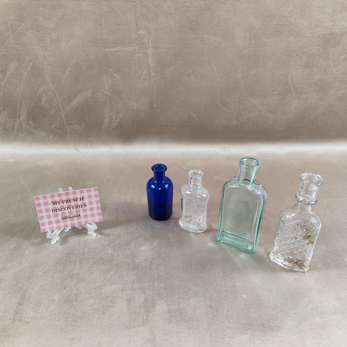 Lot de 4 flacons anciens en verre Flacons d'apothicaire et bouteille bleue vintage