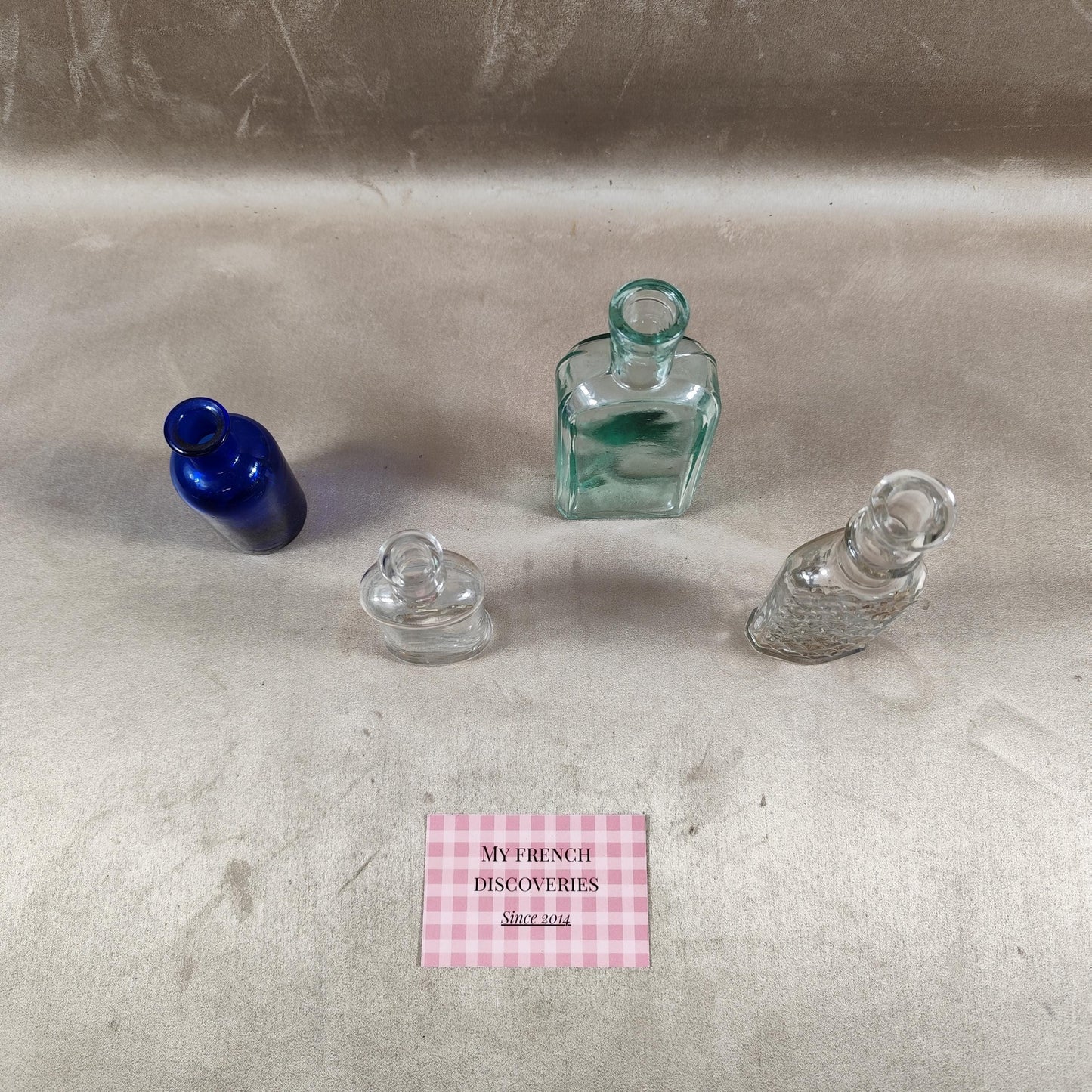 Lot de 4 flacons anciens en verre Flacons d'apothicaire et bouteille bleue vintage