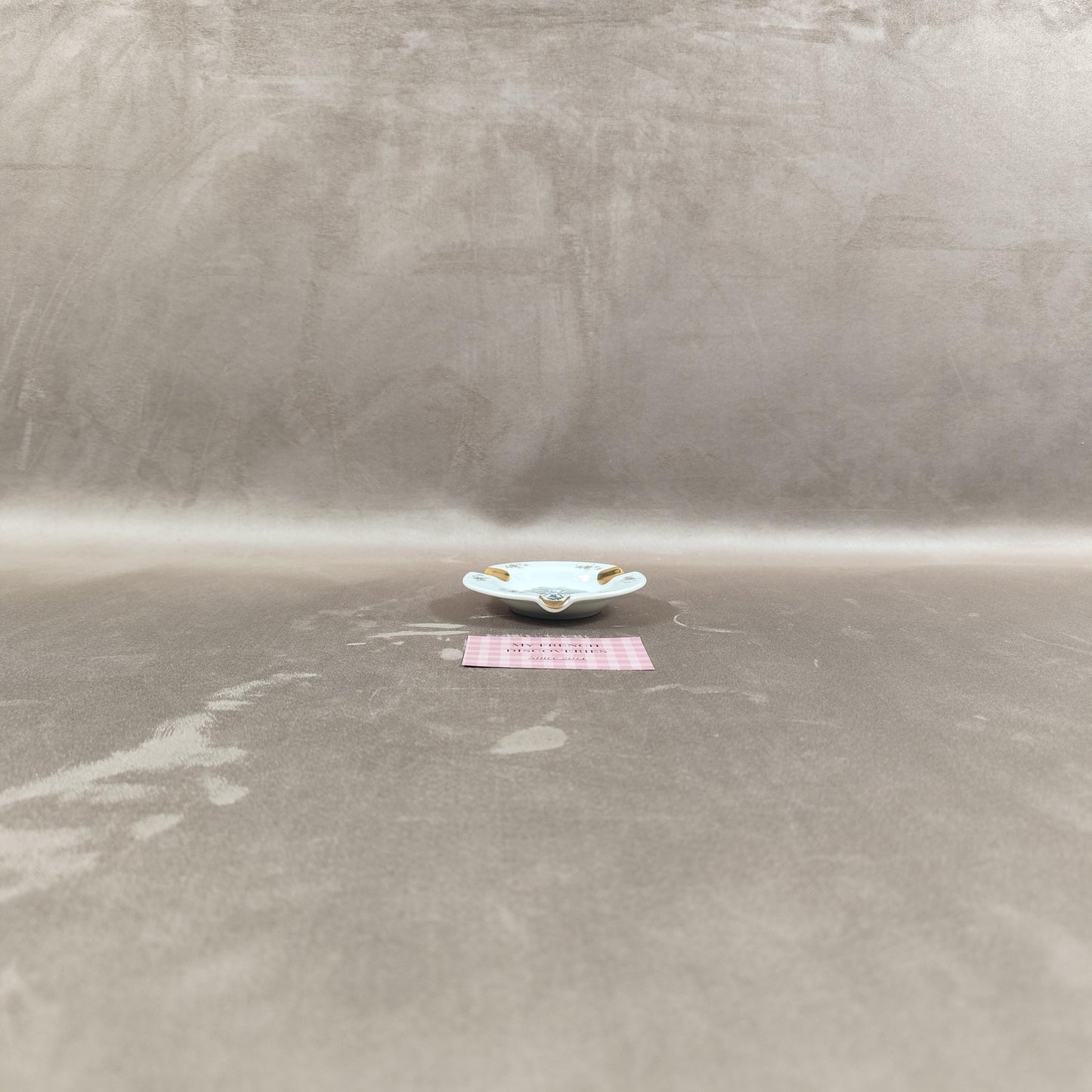 Cendrier publicitaire Le Secours Cies d'Assurances en porcelaine de Limoges Dorure