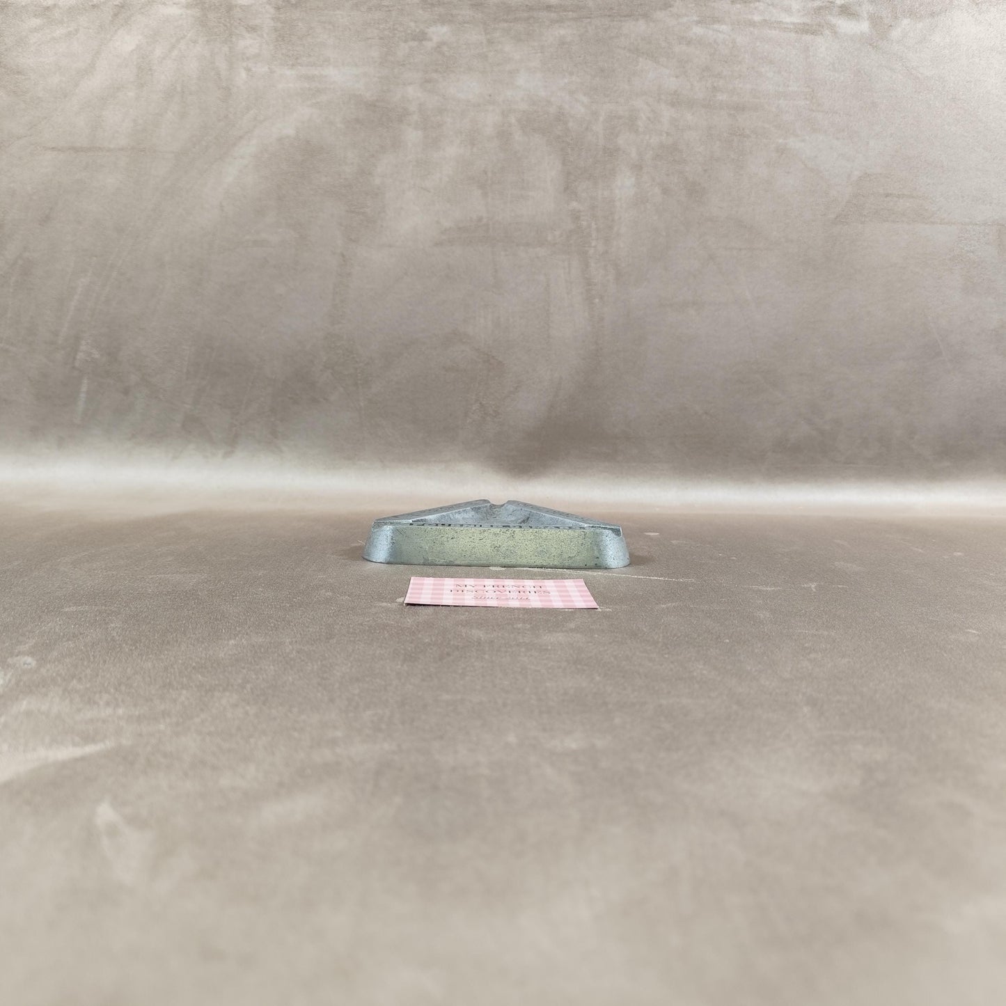 Cendrier publicitaire Fournier-Demars en métal Le Triomphe de la Qualité Liqueurs