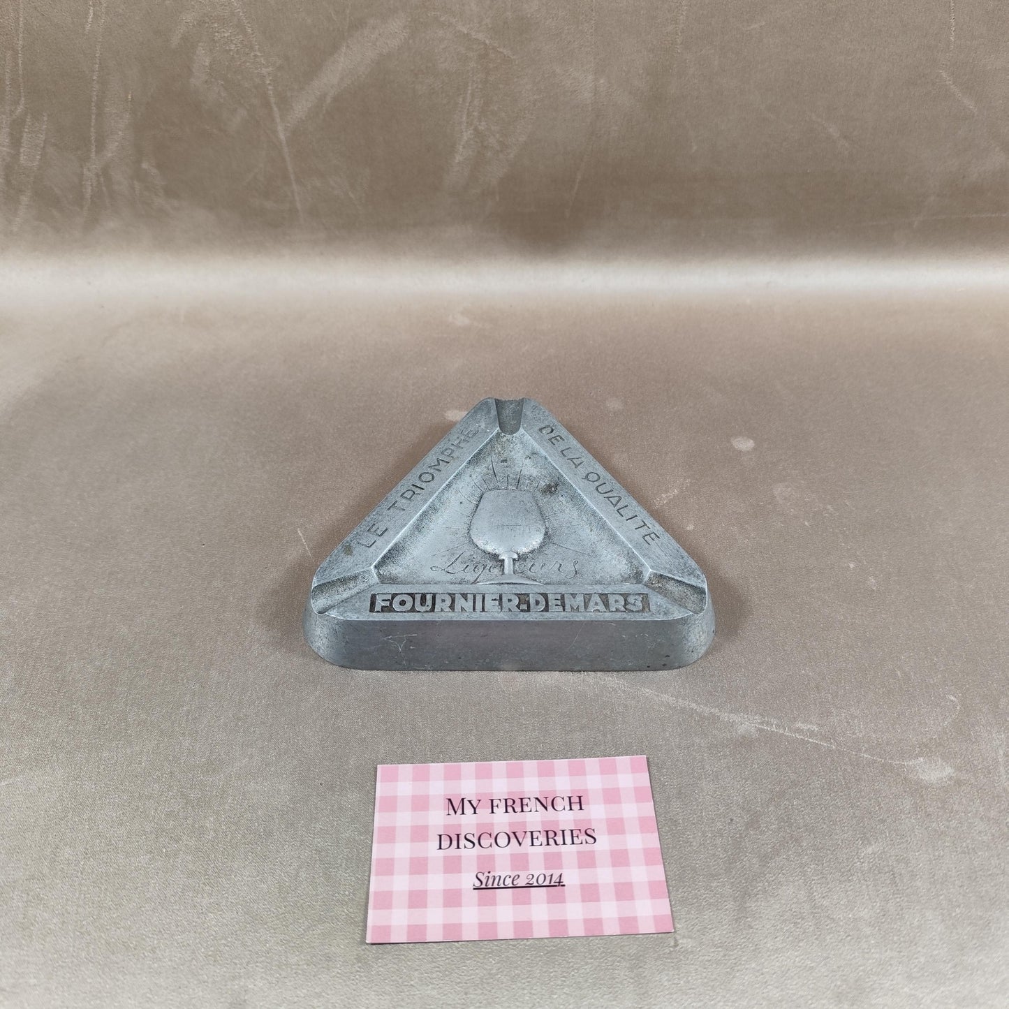 Cendrier publicitaire Fournier-Demars en métal Le Triomphe de la Qualité Liqueurs