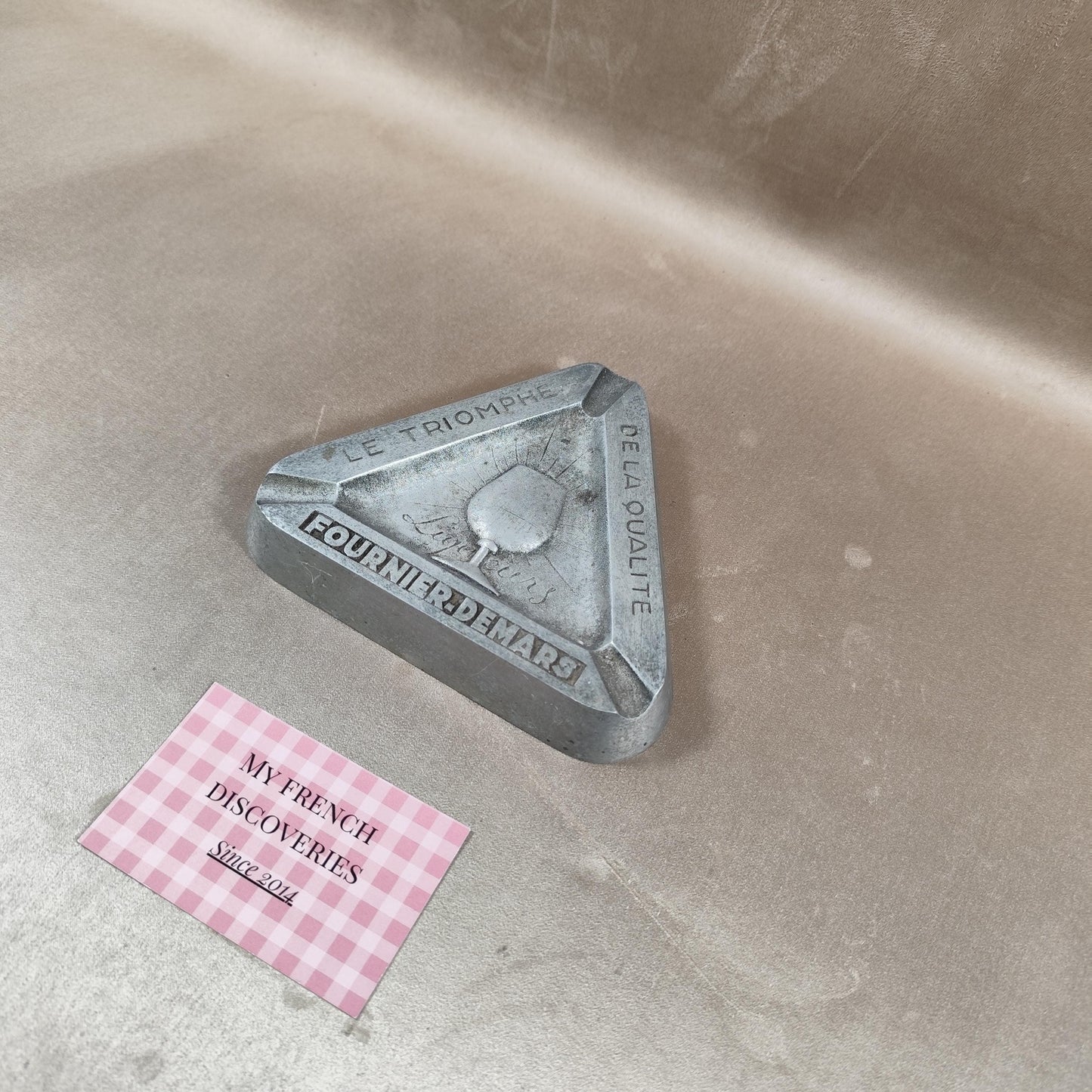 Cendrier publicitaire Fournier-Demars en métal Le Triomphe de la Qualité Liqueurs