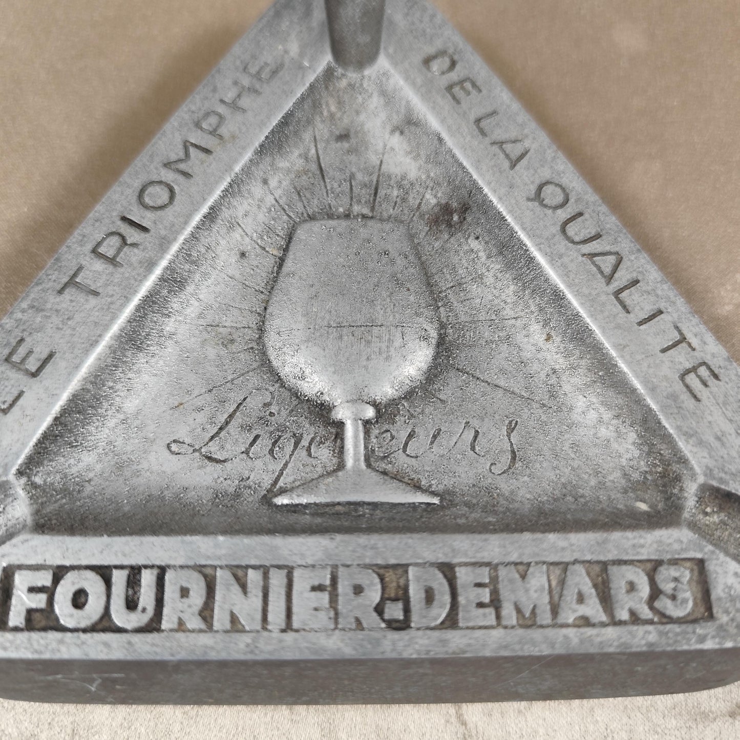 Cendrier publicitaire Fournier-Demars en métal Le Triomphe de la Qualité Liqueurs