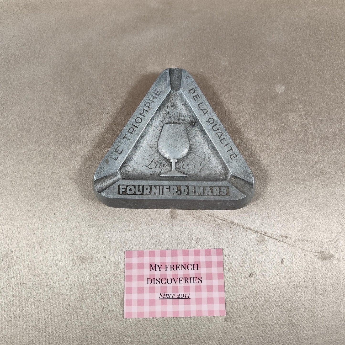 Cendrier publicitaire Fournier-Demars en métal Le Triomphe de la Qualité Liqueurs