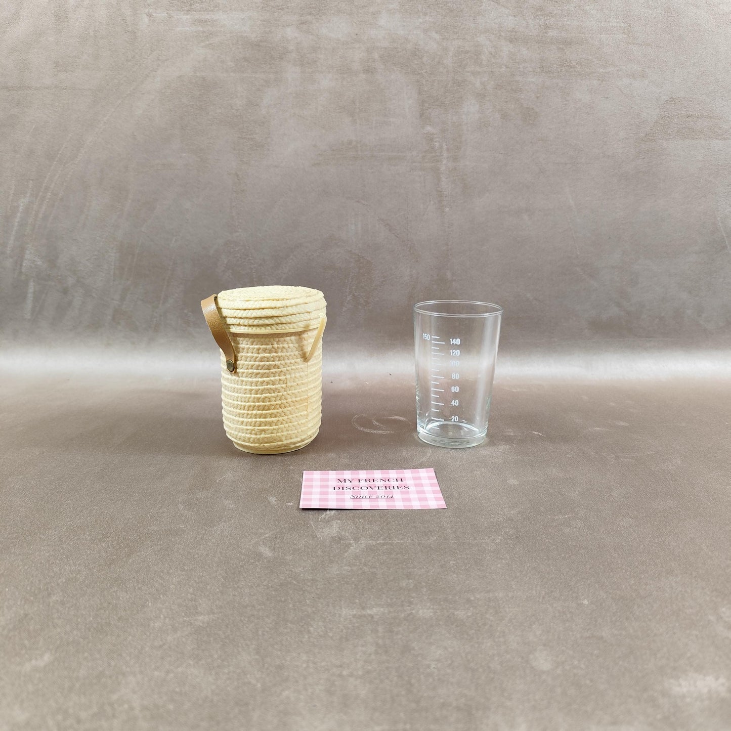Verre de cure gradué 150 ml avec étui plastique Verre de curiste vintage