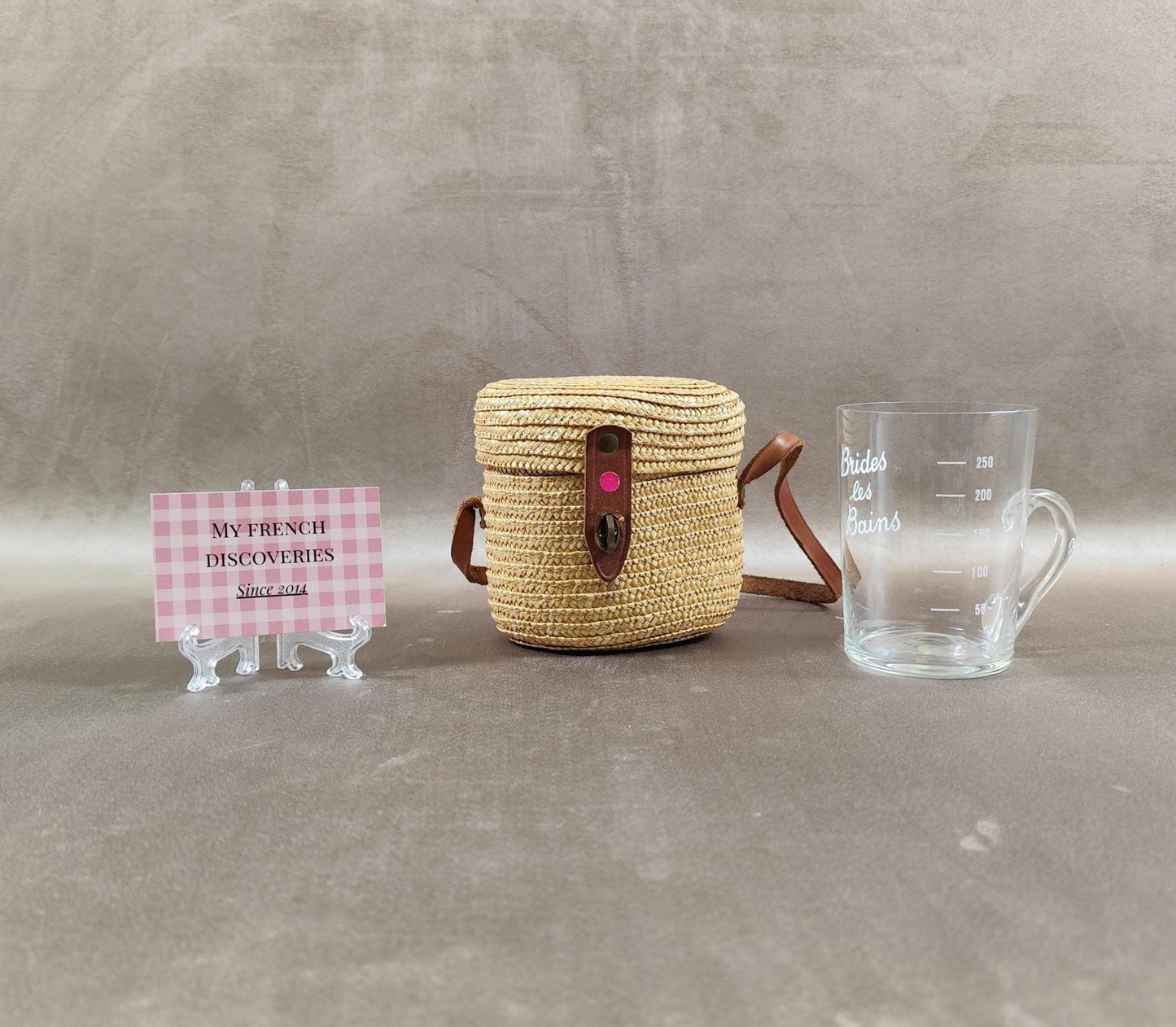 Verre de cure ancien format tasse avec étui en paille et cuir Verre de curiste