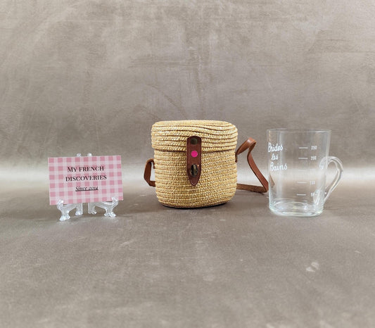Verre de cure ancien format tasse avec étui en paille et cuir Verre de curiste
