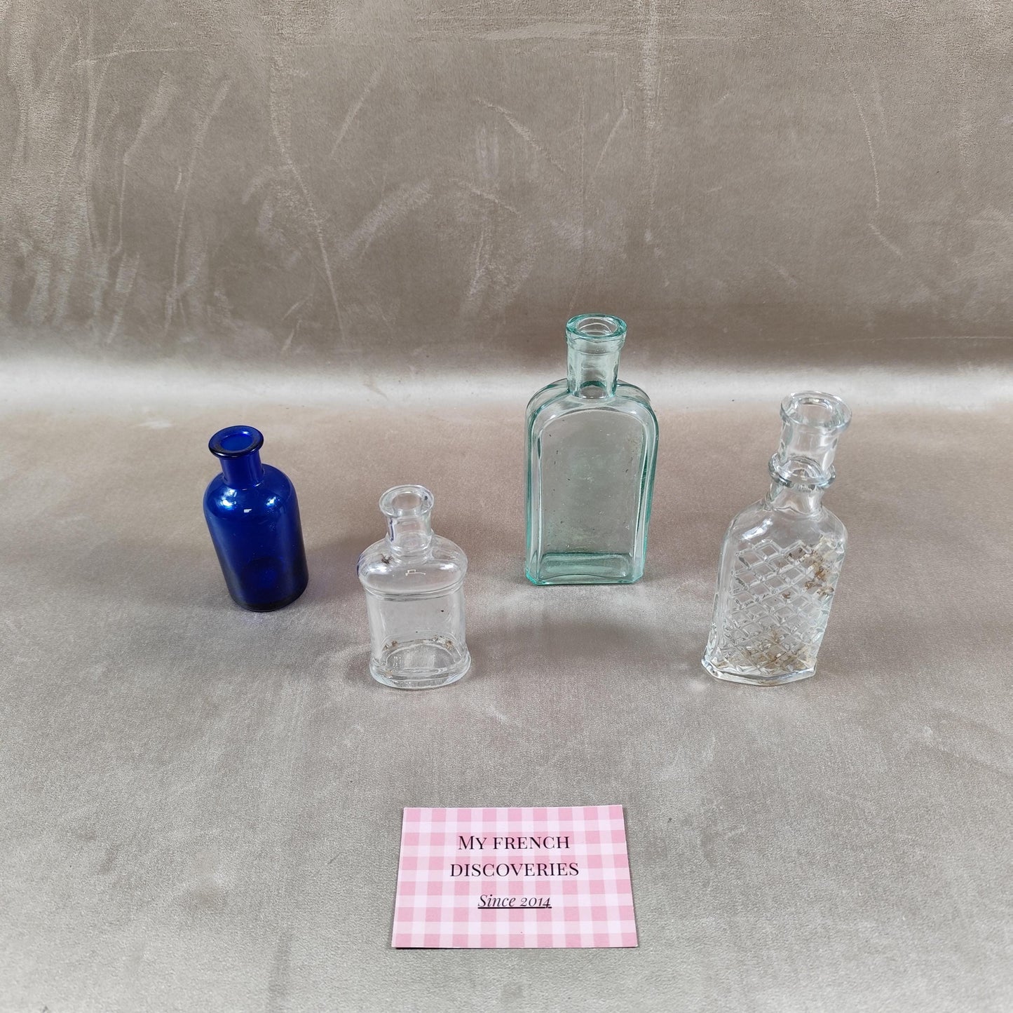 Lot de 4 flacons anciens en verre Flacons d'apothicaire et bouteille bleue vintage