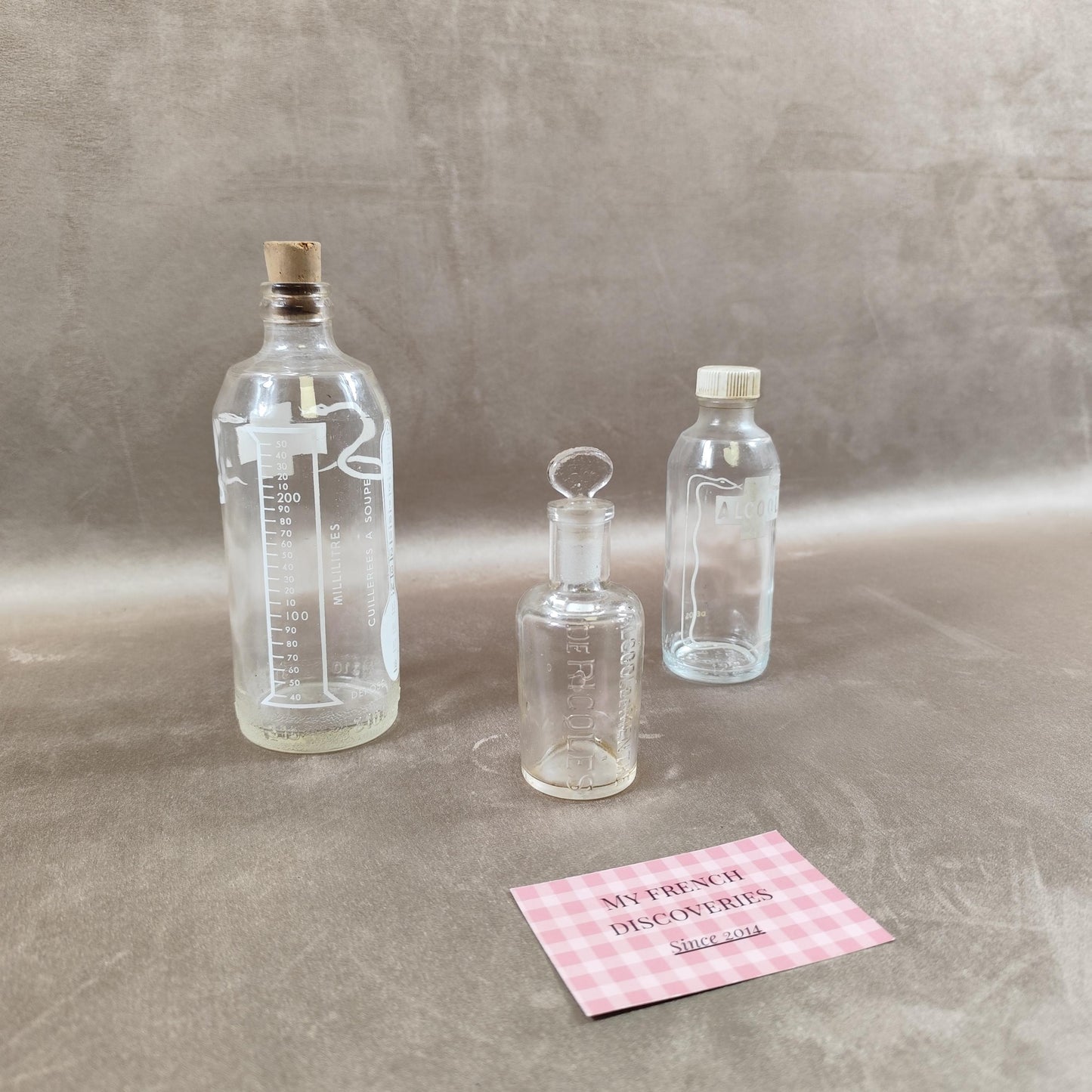 Lot de flacons pharmaceutiques anciens en verre Alcool 90 et doseur gradué