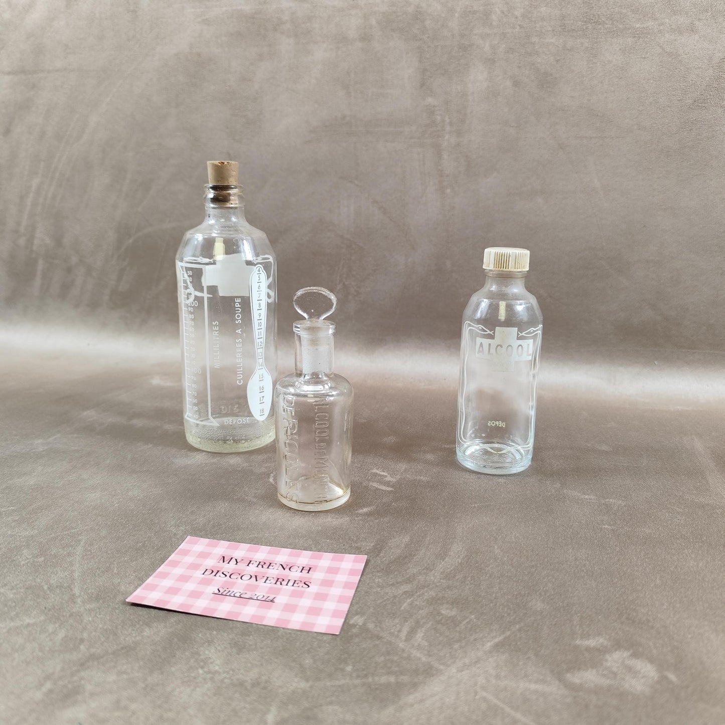 Lot de flacons pharmaceutiques anciens en verre Alcool 90 et doseur gradué