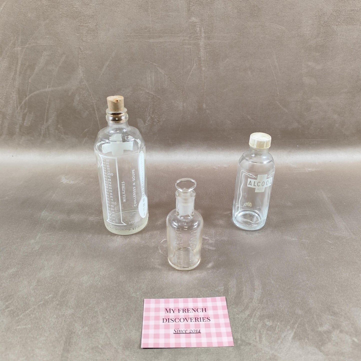 Lot de flacons pharmaceutiques anciens en verre Alcool 90 et doseur gradué