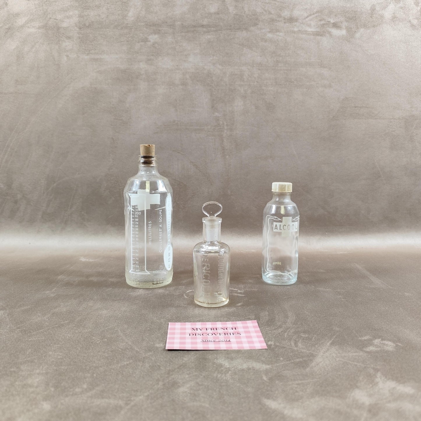Lot de flacons pharmaceutiques anciens en verre Alcool 90 et doseur gradué