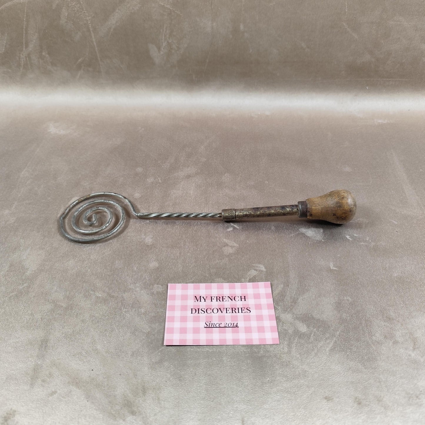 Fouet batteur ancien de cuisine en métal et bois Ustensile de cuisine vintage
