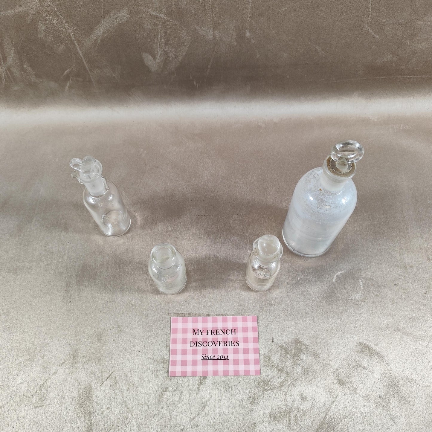 Lot de 4 anciens flacons en verre avec bouchons Apothicaire laboratoire vintage