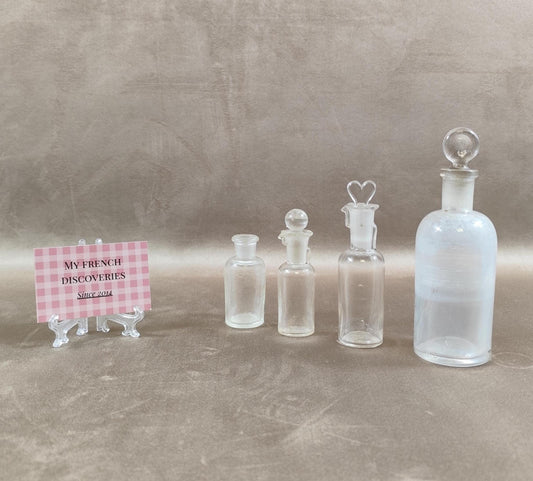 Lot de 4 anciens flacons en verre avec bouchons Apothicaire laboratoire vintage