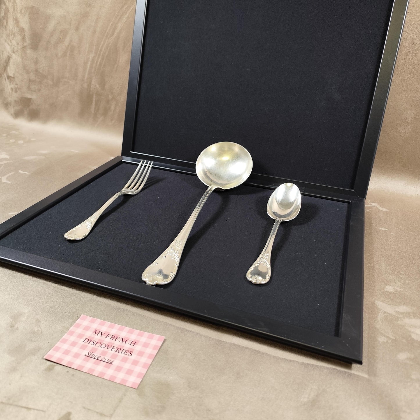 Ménagère Christofle Marly 25 pièces en métal argenté  12 fourchettes 12 cuillères louche  Coffret