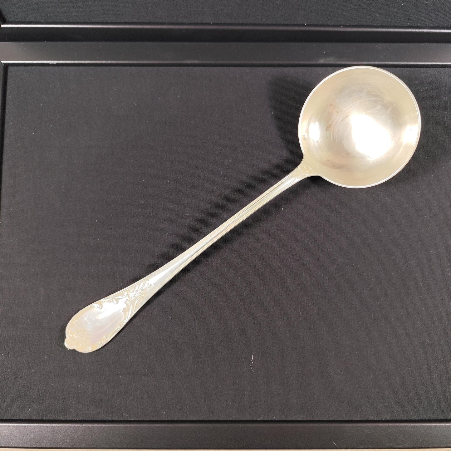 Ménagère Christofle Marly 25 pièces en métal argenté  12 fourchettes 12 cuillères louche  Coffret