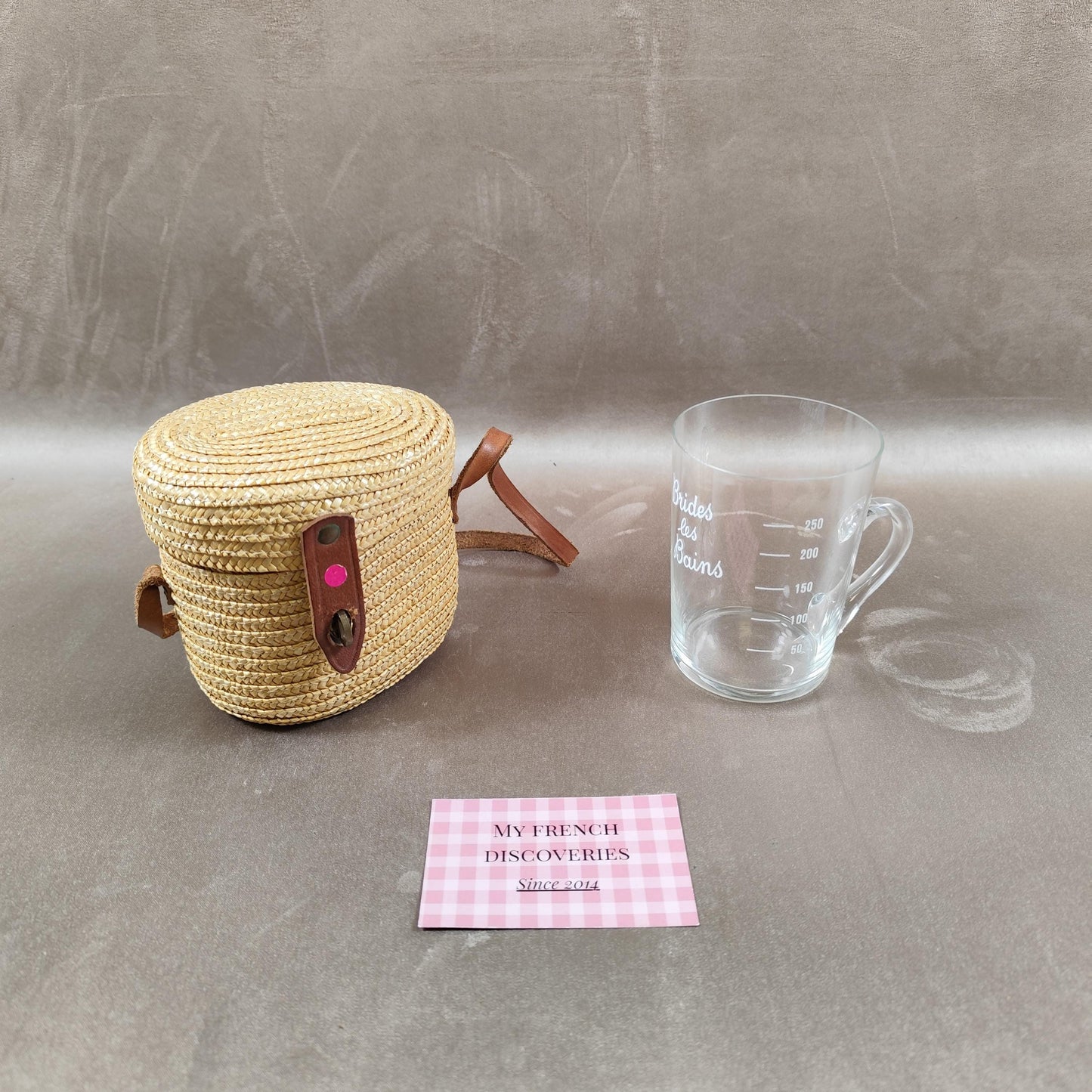Verre de cure ancien format tasse avec étui en paille et cuir Verre de curiste